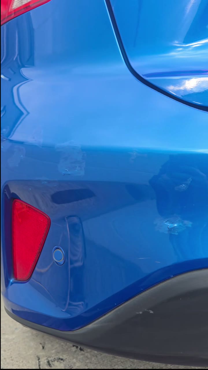 Technician carrying out a mobile SMART repair